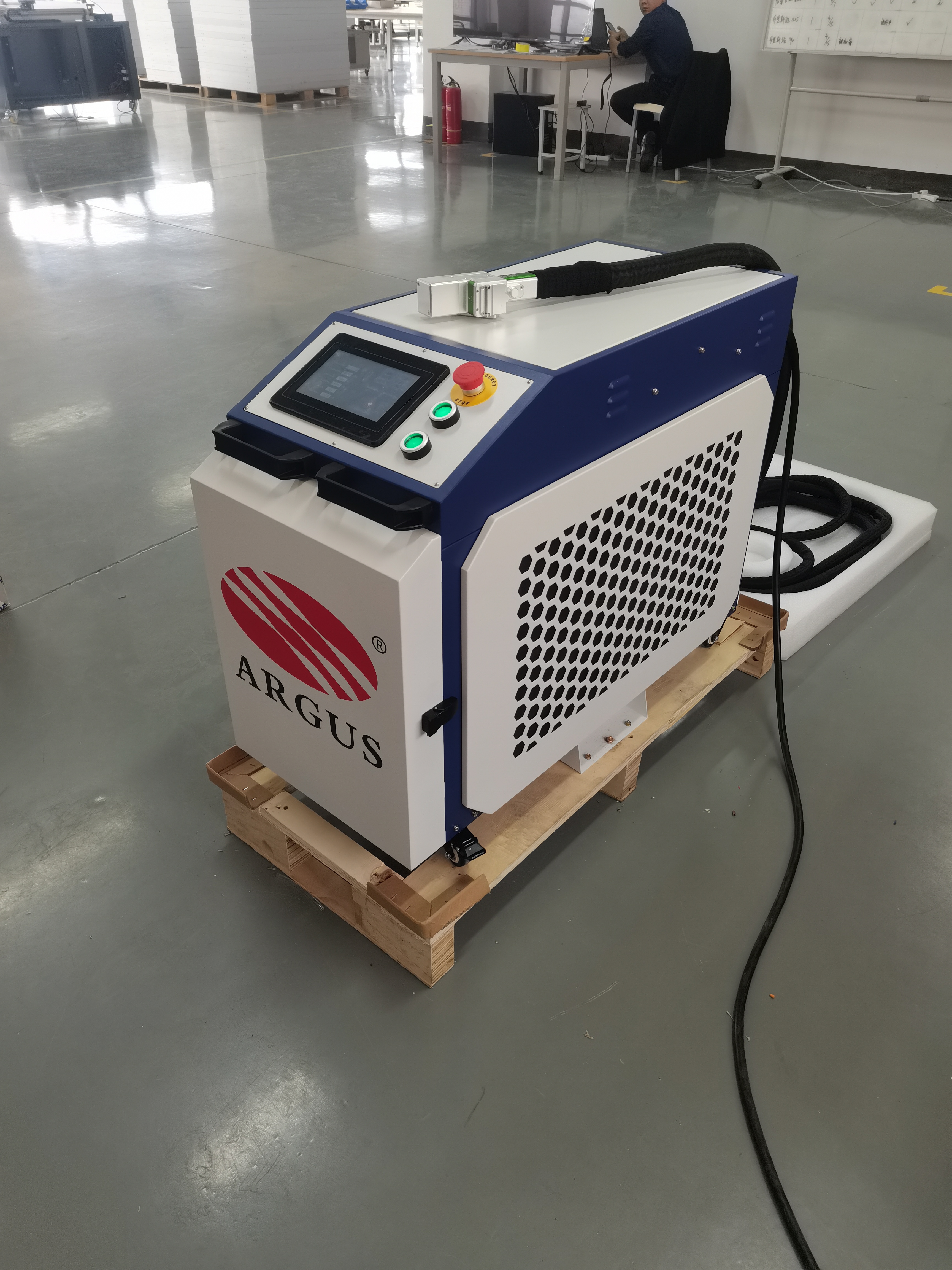 Portable Laser Rust Removal 1000w Handheld Laser Cleaning Machine For Metal And Paint